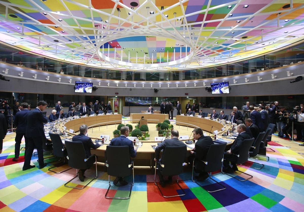 BRU26 BRUSELAS (BÉLGICA) 10/03/2017.- Vista general de los líderes de la Unión Europea (UE) reunidos durante el segundo día de la cumbre de primavera que se celebra en Bruselas (Bélgica), hoy, 10 de marzo de 2017. La UE reeligió al polaco Donald Tusk como presidente del Consejo Europeo hasta noviembre de 2019 con la única oposición de Polonia, que amenazó con bloquear las conclusiones de la cumbre europea en señal de protesta. EFE/Olivier Hoslet