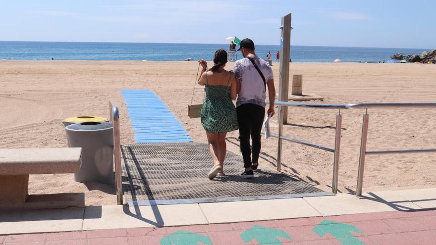 Una parella entrant a la zona d&#039;adults de la platja de Lloret de Mar