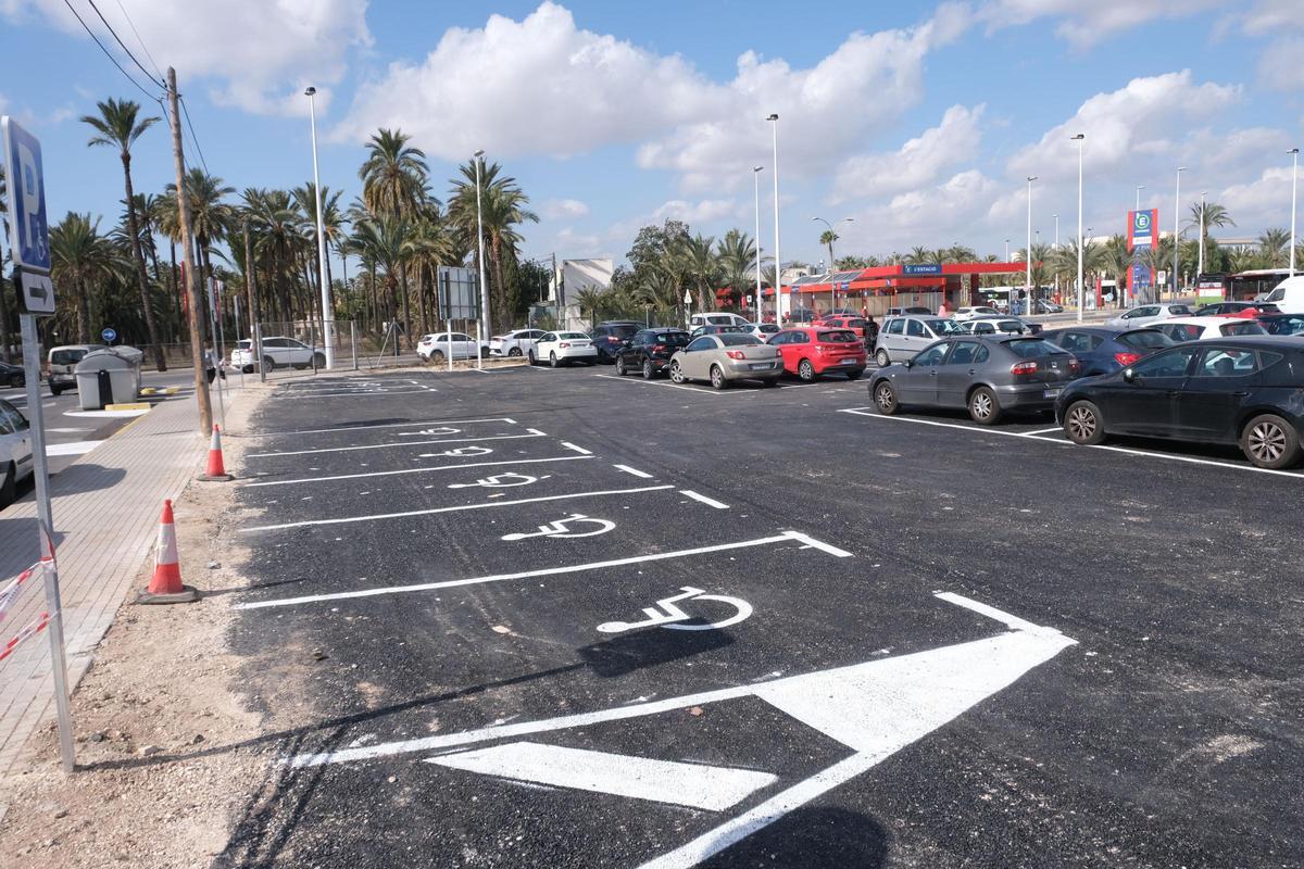 El aparcamiento se encuentra pegado a la zona de afección del Palmeral Histórico de Elche