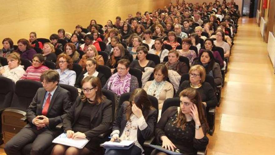 Los 150 demandantes de empleo iniciaron ayer la fase formativa en el centro cultural.  // Iñaki Osorio