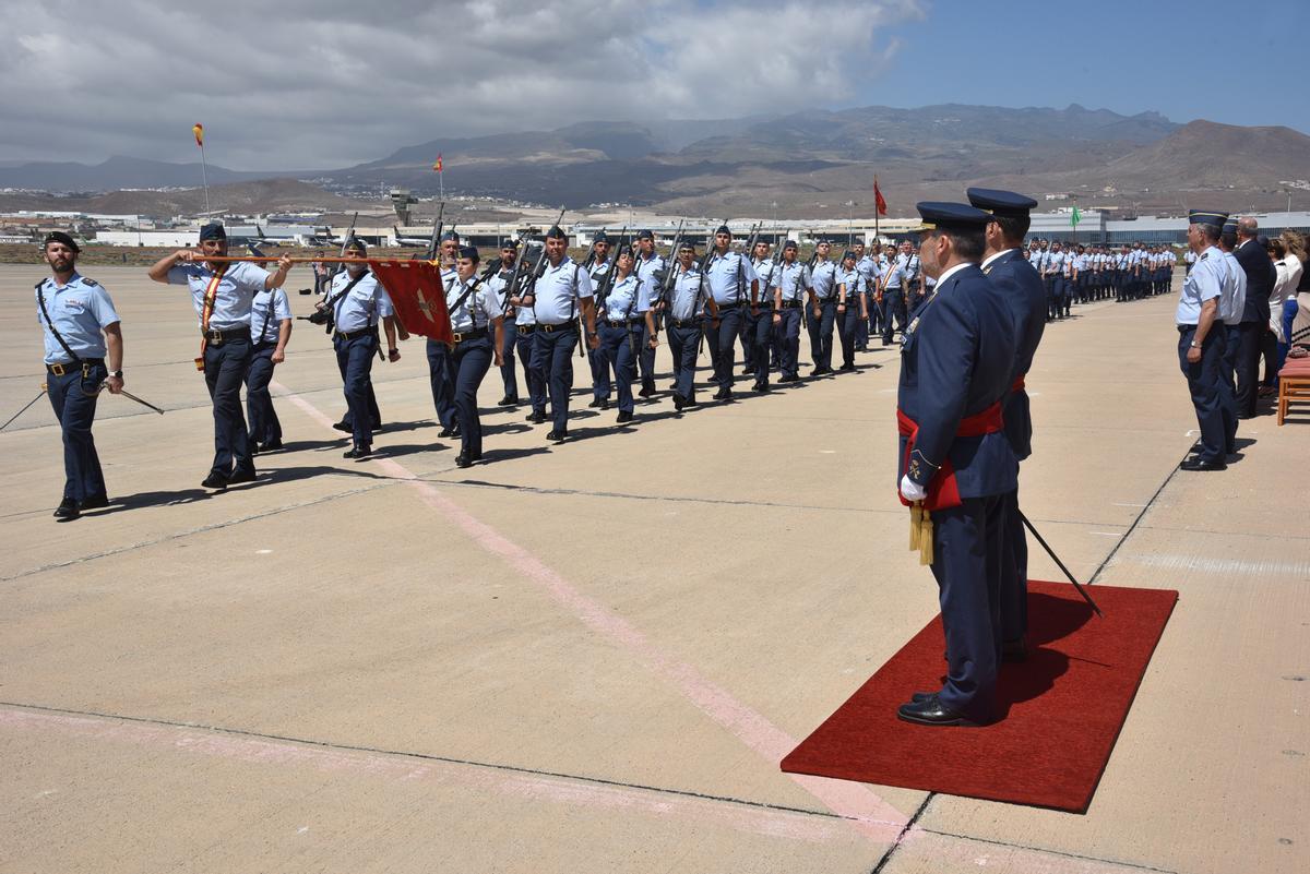 Los militares de la base aérea de Gando acompañan al nuevo jefe en su acto de toma de posesión.