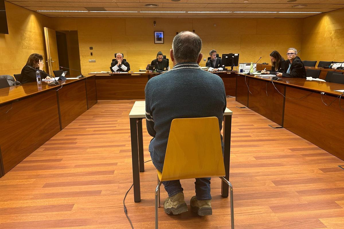 D'esquenes, el condemnat per agredir sexualment les dues filles.