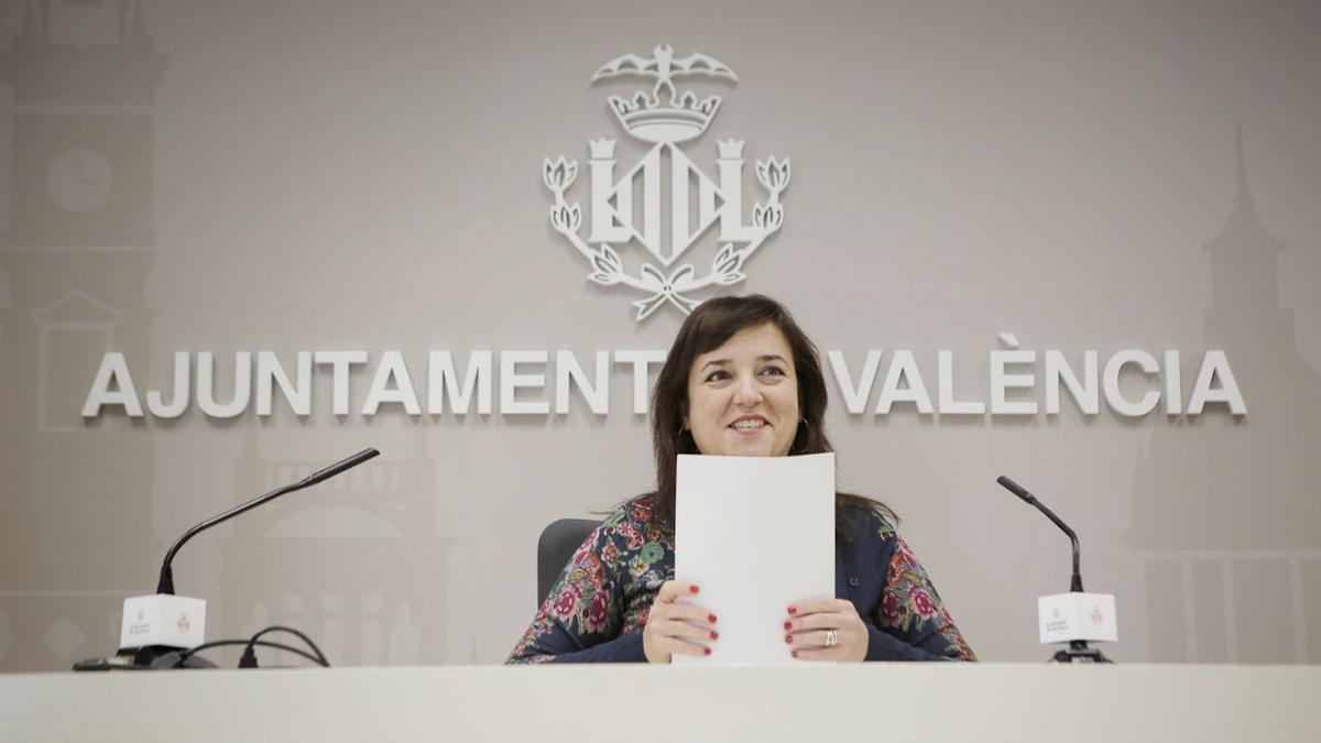 La concejala Isabel Lozano da cuenta de diversos aspectos de las prestaciones sociales del Ayuntamiento de València.