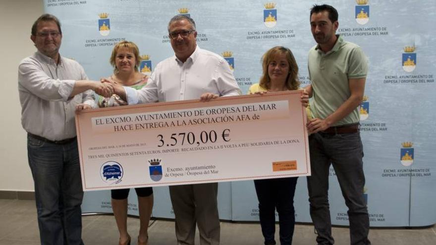 Orpesa entrega el cheque solidario de 3.270 €