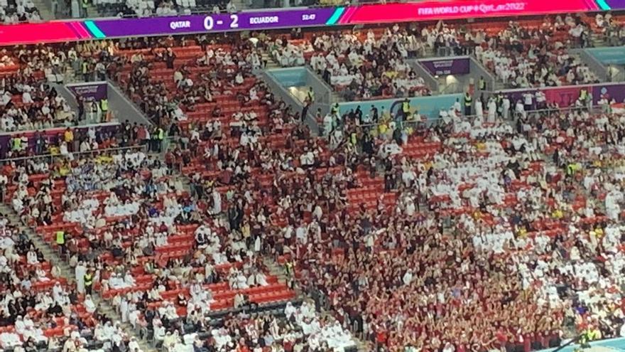 Insólito en la inauguración de un Mundial: aficionados qatarís abandonan el estadio en el descanso ante Ecuador