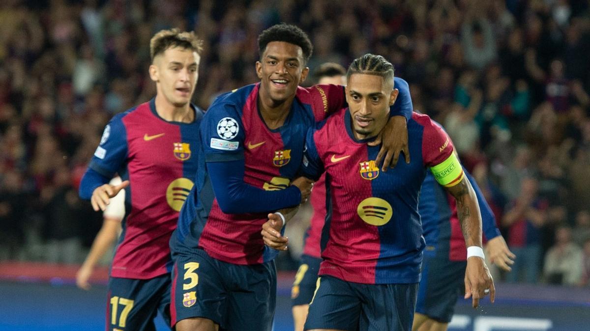 Casadó y Balde felicitan a Raphinha que marcó el 1-0 del Barça al Bayern Múnich en Montjuïc.