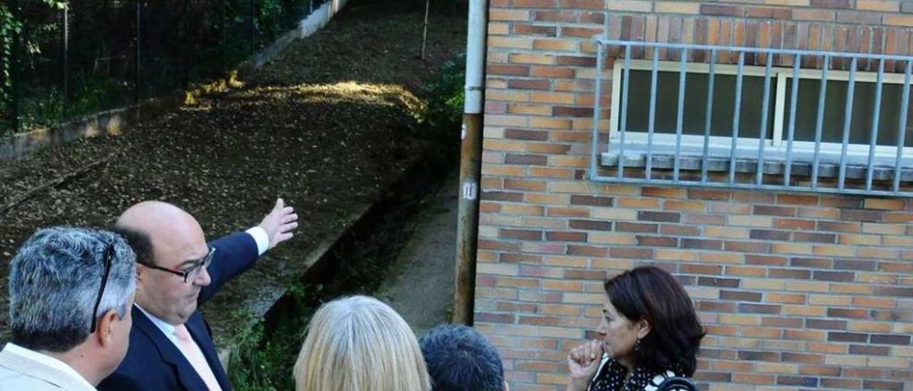 El jefe territorial de Educación visitando en 2011 la zona a a mpliar en el instituto cuando el PP gobernaba. // G.N.