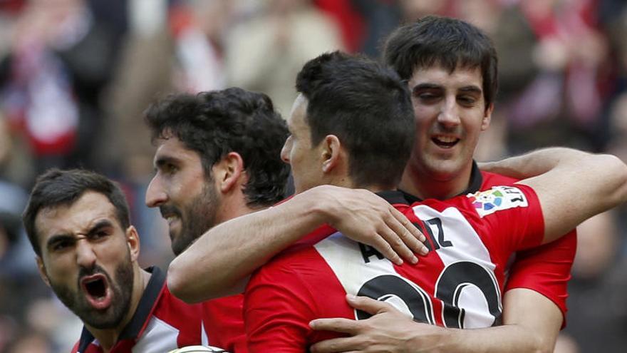 Aduriz (2d), celebra su gol de penalti ante el Celta.