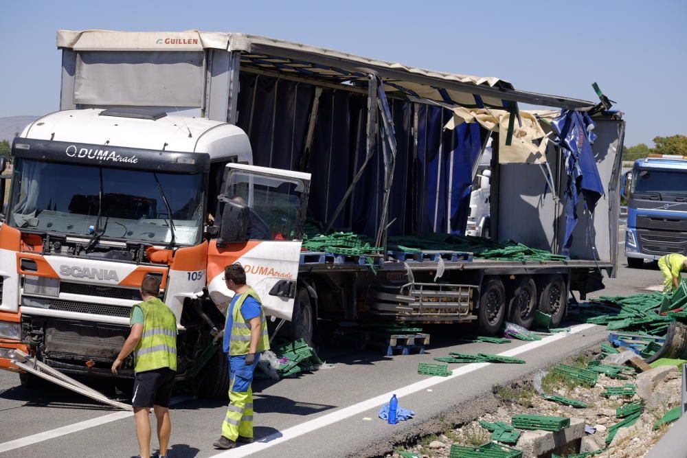 El vehículo transportaba cajas de plástico que han quedado esparcidas por el firme