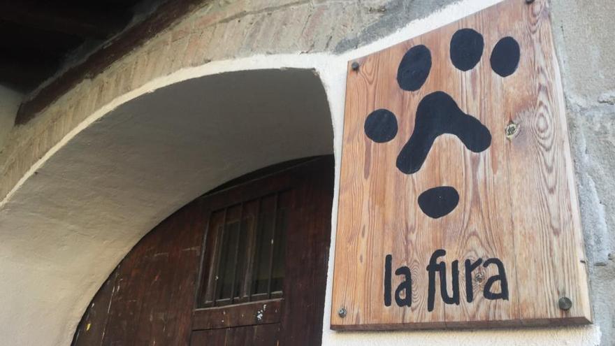 Entrada al Casal Popular La Fura, a la plaça Sant Pere