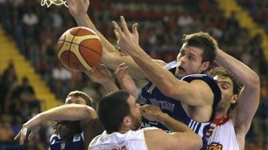 Los jugadores de la selección española de baloncesto Guillem Rubio (3d) y Jorge Garbajosa (d), luchan un rebote con el jugador de Gran Bretaña, Joel Freeland.