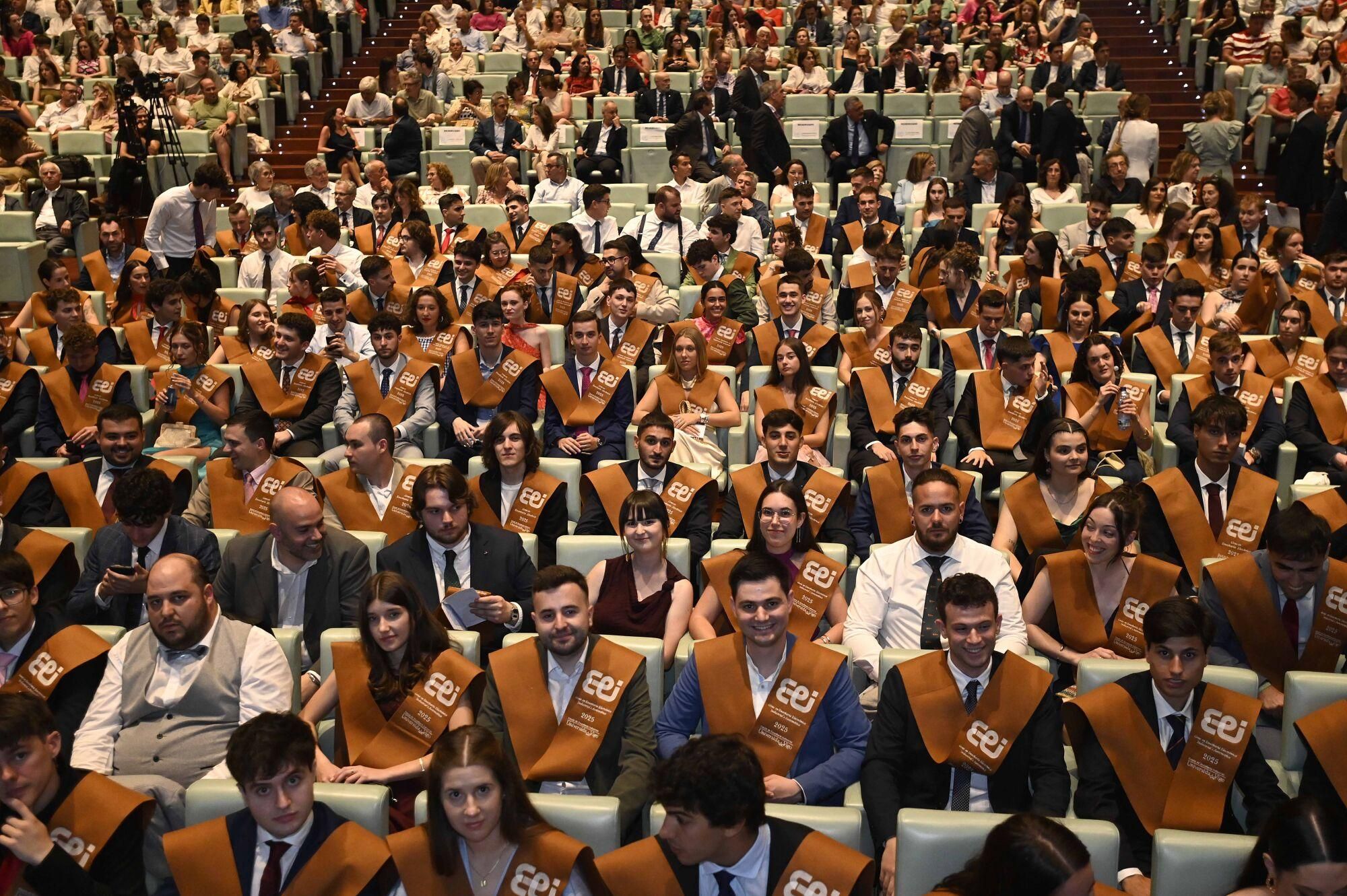Graduación en el auditorio Mar de Vigo de la primera promoción de la Escuela de Ingeniería Industrial de los programas conjuntos de grado en Ingeniería Biomédica e Ingeniería en Electrónica Industrial y Automática, en Ingeniería Biomédica e Ingeniería Mecánica, y en Ingeniería en Electrónica Industrial y Automática e Ingeniería Mecánica.. Ingeniería.