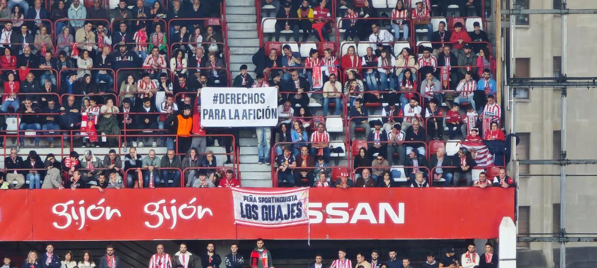 Pancarta mostrada en El Molinón por la peña Los Guajes.