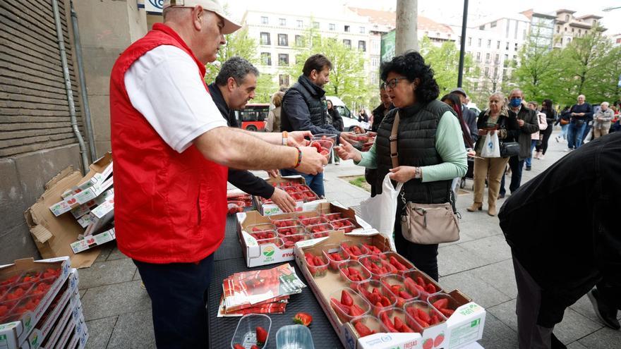 Agricultores de Huelva reparten 700 tarrinas de fresa en Zaragoza: &quot;Hay que ser patriotas&quot;