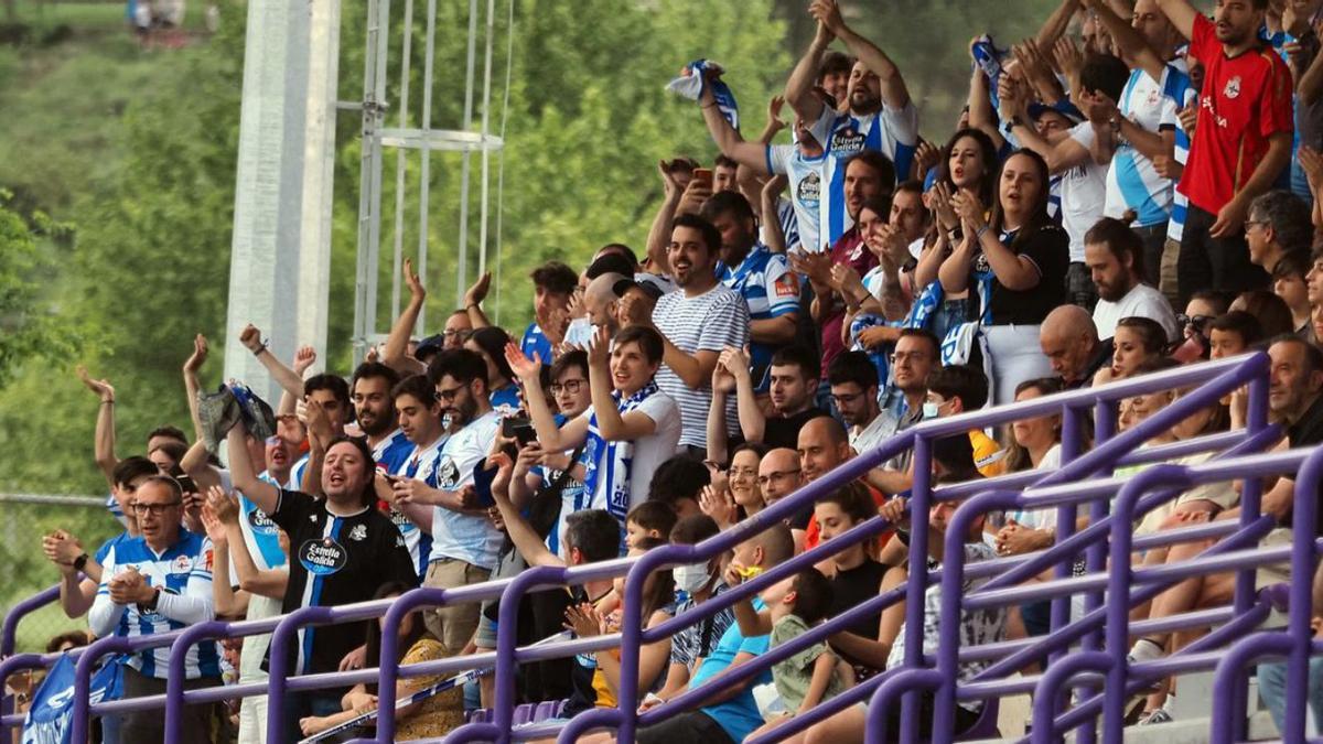 Aficionados deportivistas, ayer en las gradas de los campos anexos al José Zorrilla. |  // LOF