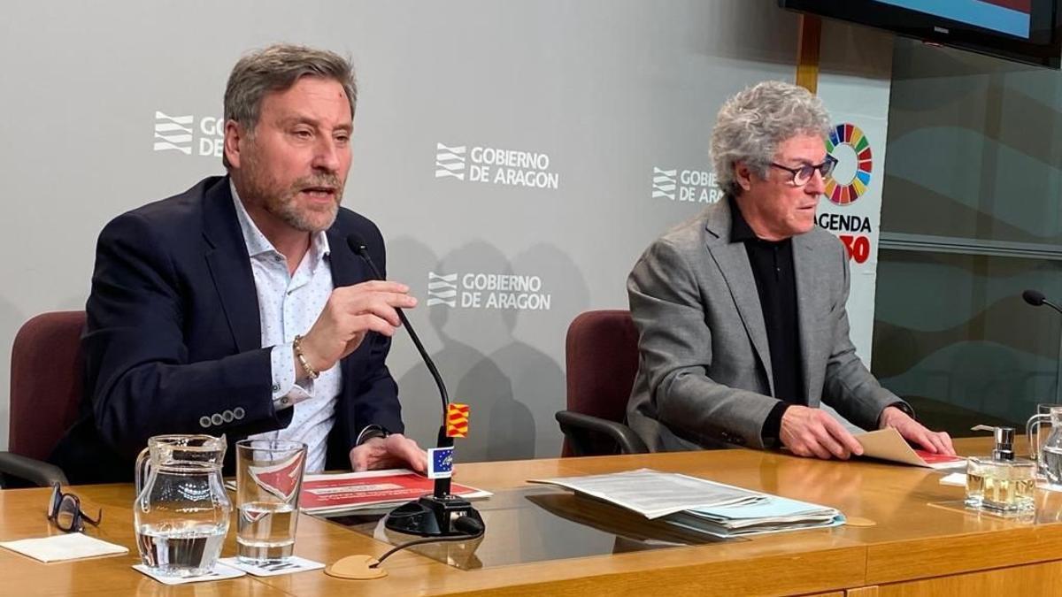 El consejero de Vertebración, José Luis Soro, y el director general de Transportes, Gregorio Briz.