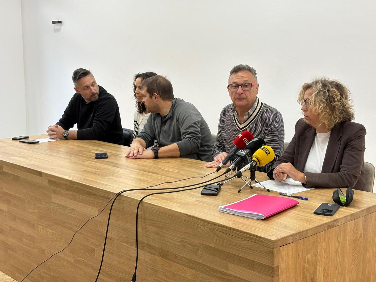 Los representantes de los trabajadores durante la protesta contra el Concello de Sanxenxo.