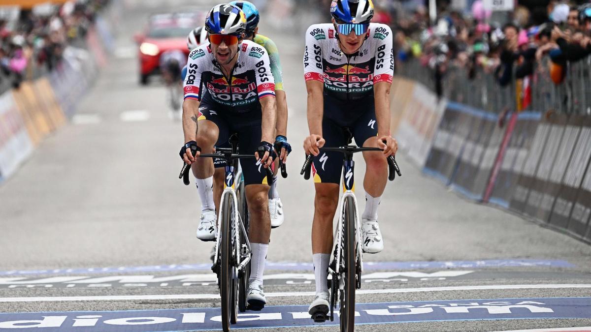 Primoz Roglic, a la izquierda de la imagen, cruza la meta en Asiago.