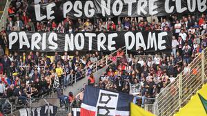 Los simpatizantes de Paris Saint-Germain rinden homenaje a la catedral de Notre-Dame, durante el partido de fútbol francés L1 entre Nantes (FC Nantes) y Paris Saint-Germain (PSG) en el estadio La Beaujoire de Nantes. Francia occidental,