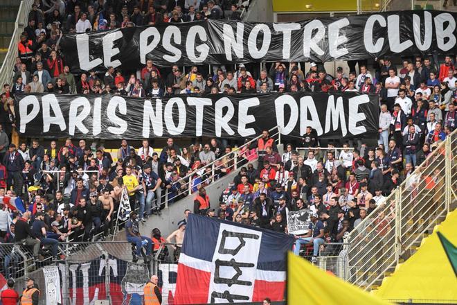 Los simpatizantes de Paris Saint-Germain rinden homenaje a la catedral de Notre-Dame, durante el partido de fútbol francés L1 entre Nantes (FC Nantes) y Paris Saint-Germain (PSG) en el estadio La Beaujoire de Nantes. Francia occidental,