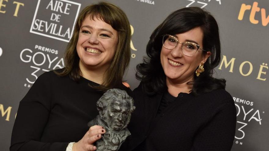 Nadia López (i) tras recibir el Goya a la Mejor Película Europea.