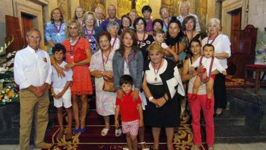 Foto de grupo de los nuevos miembros de la Cofradía del Cristo, ayer en la Colegiata, tras la imposición de medallas.  // J. Santomé