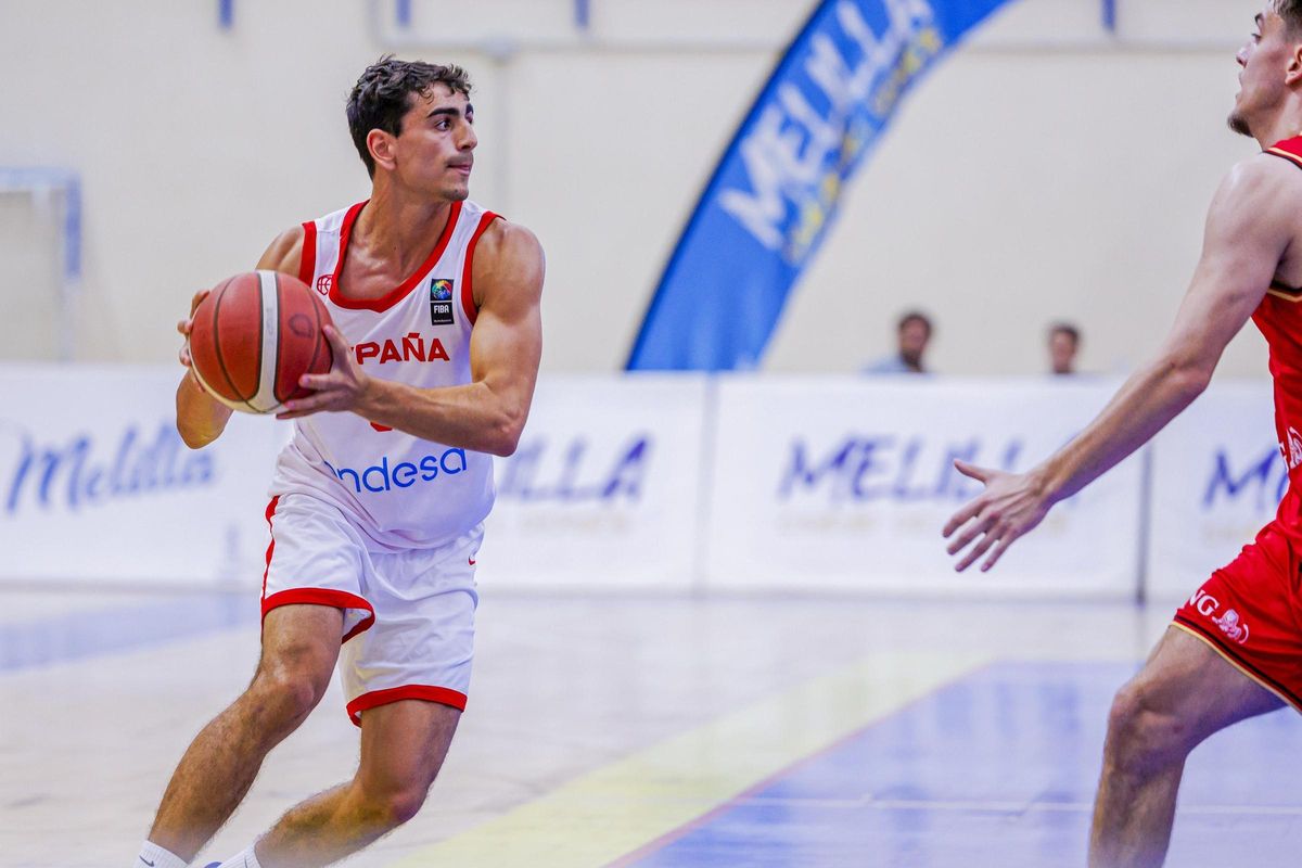 Álvaro Cárdenas, en un partido con las categorías inferiores de la selección española