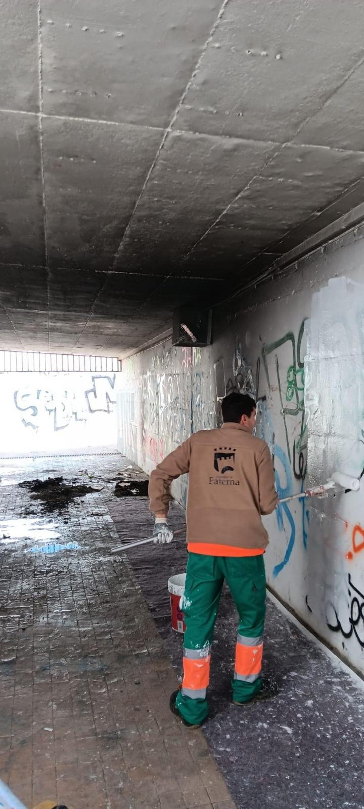 Limpieza de grafitis en el túnel.