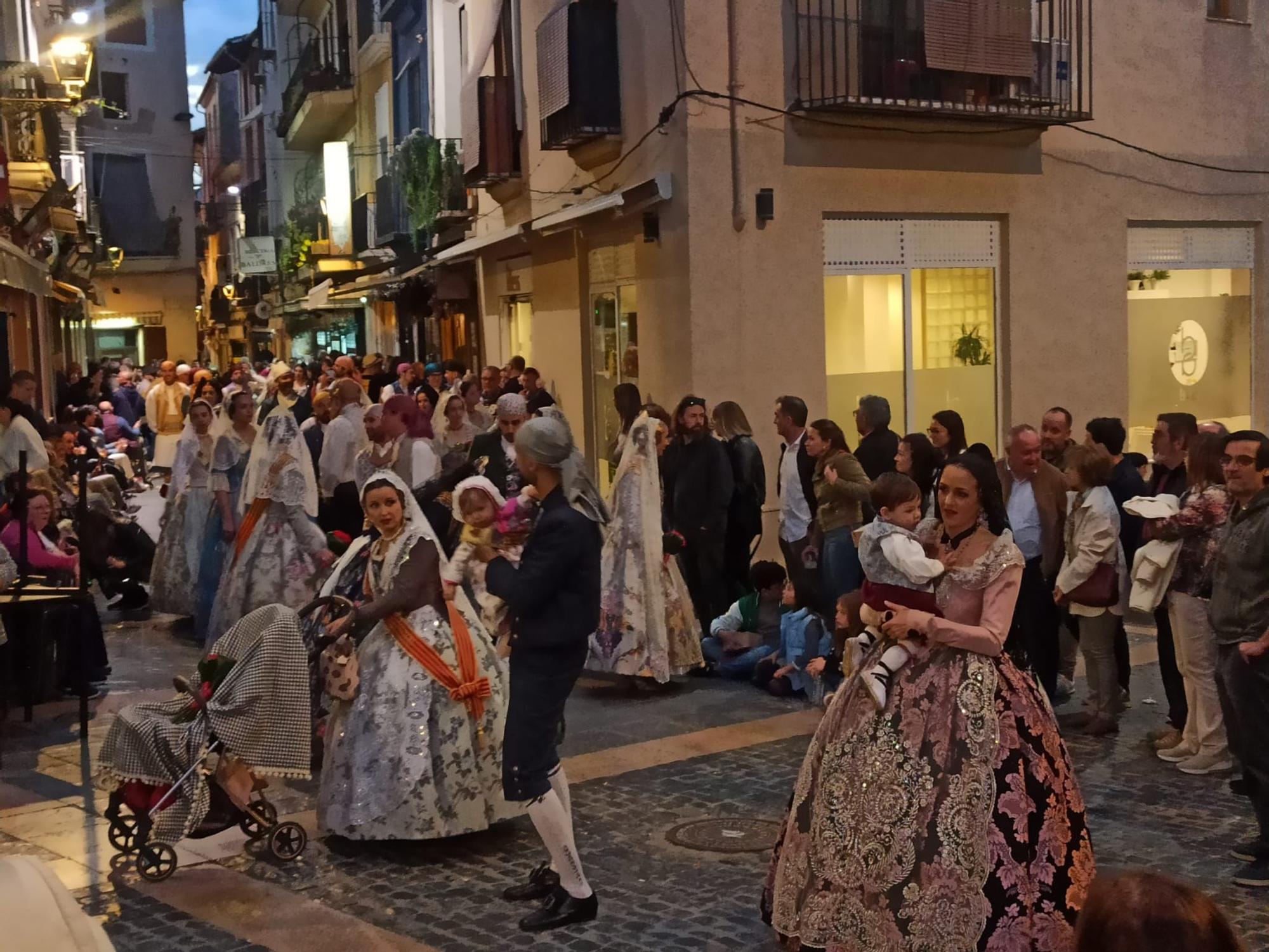 Más de 2.000 falleros y falleras participan en la Ofrenda de Xàtiva a la Mare de Déu de la Seu