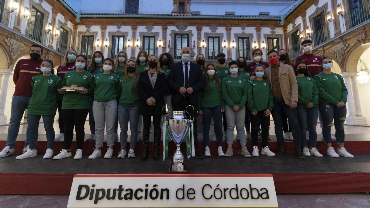 La selección cordobesa femenina campeona de Andalucía en la recepción en la Diputación Provincial.