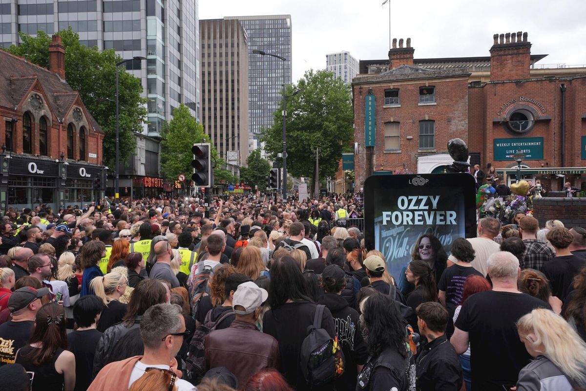 Imágenes de la multitudinaria despedida de Ozzy Osbourne en Birmingham.