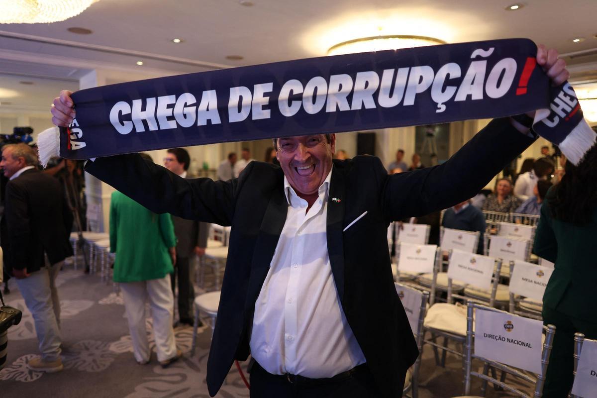Un simpatizante de Chega celebra los resultados de su partido.