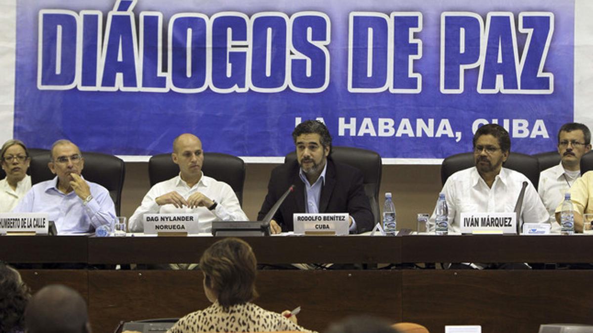 Los negociadores de Colombia y las FARC, durante la lectura del acuerdo, este sábado en La Habana.