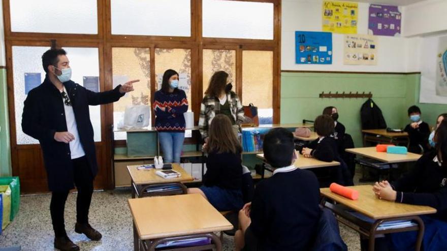 La formación teatral del actor vilagarciano también ha llegado a los colegios.