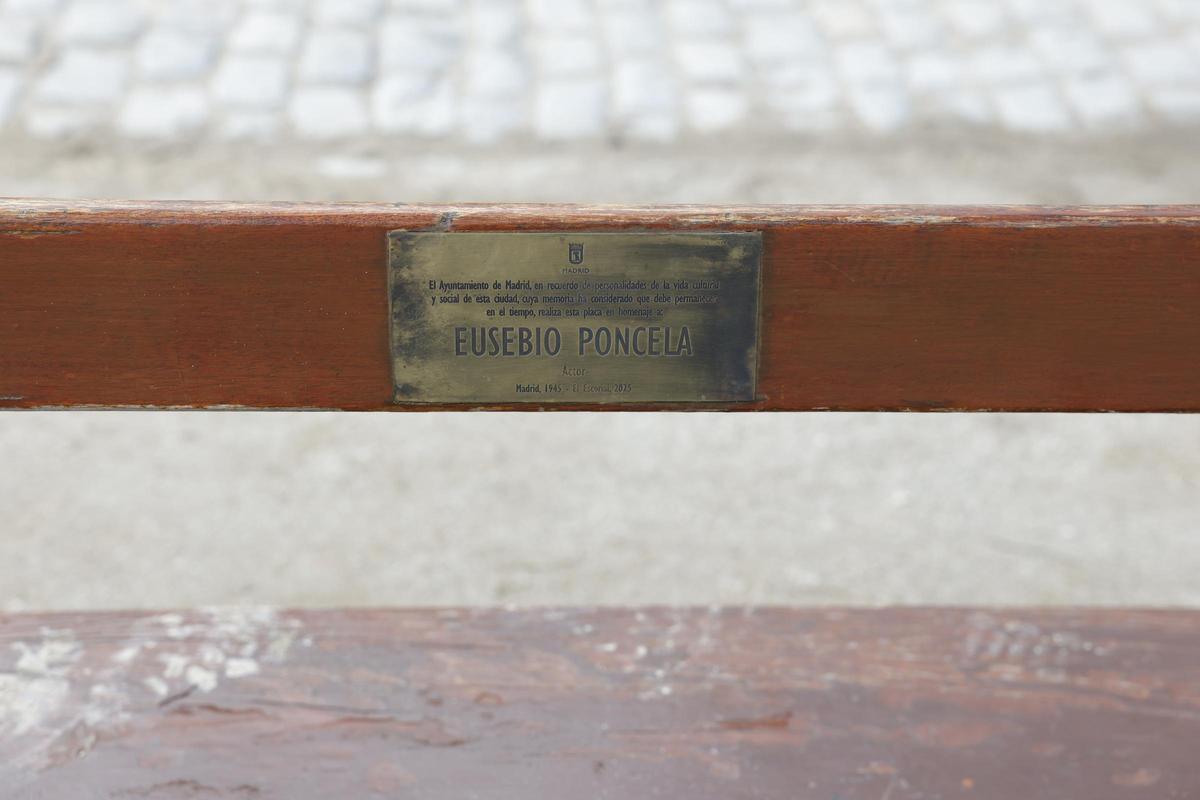 Placa dedicada al actor Eusebio Poncela, en El Retiro.