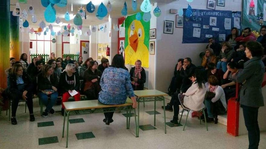 La reunión de padres celebrada el miércoles por la tarde en el colegio de A Escardia. // FdV