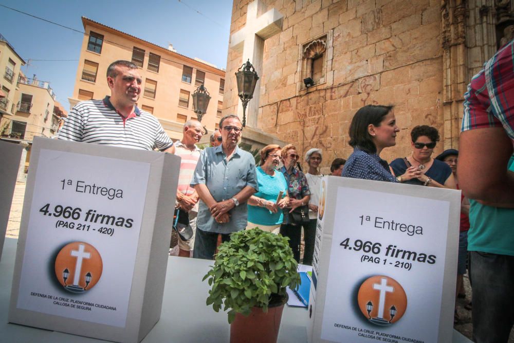 Firmas en defensa de la cruz en Callosa de Segura