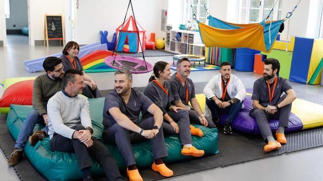 Por la izquierda, José Antonio Llosa, José Antonio Prieto, Rosana Prieto (detrás), Sergio Rodríguez, Claudia García, Nacho Martínez, Christian Peña y Héctor Calcio, ayer, en el gimnasio del área infantil de la clínica.