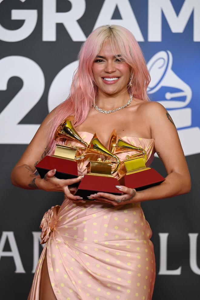 Karol G posa con sus tres gramófonos en los Grammy Latinos 2023