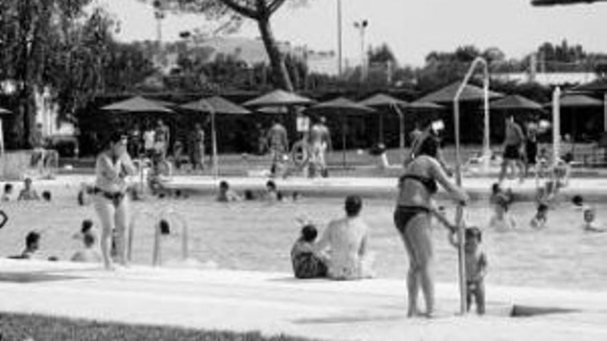Los pacenses se muestran indignados por el cierre de la piscina de La Granadilla