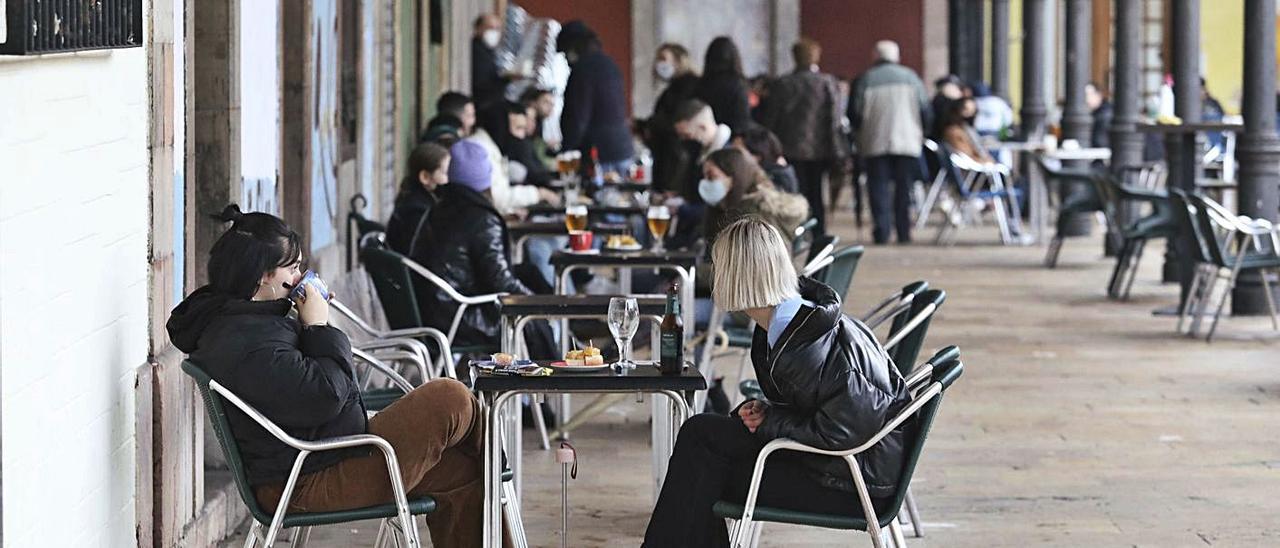 Una línea de mesas arrimadas a una fachada, ayer, en la plaza Hermanos Orbón. | Ricardo Solís