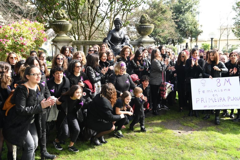 Las periodistas coruñesas se concentraron junto a la estatua de Emilia Pardo Bazán en los jardines de Méndez Núñez, donde leyeron un manifiesto para reivindicar la igualdad de oportunidades.