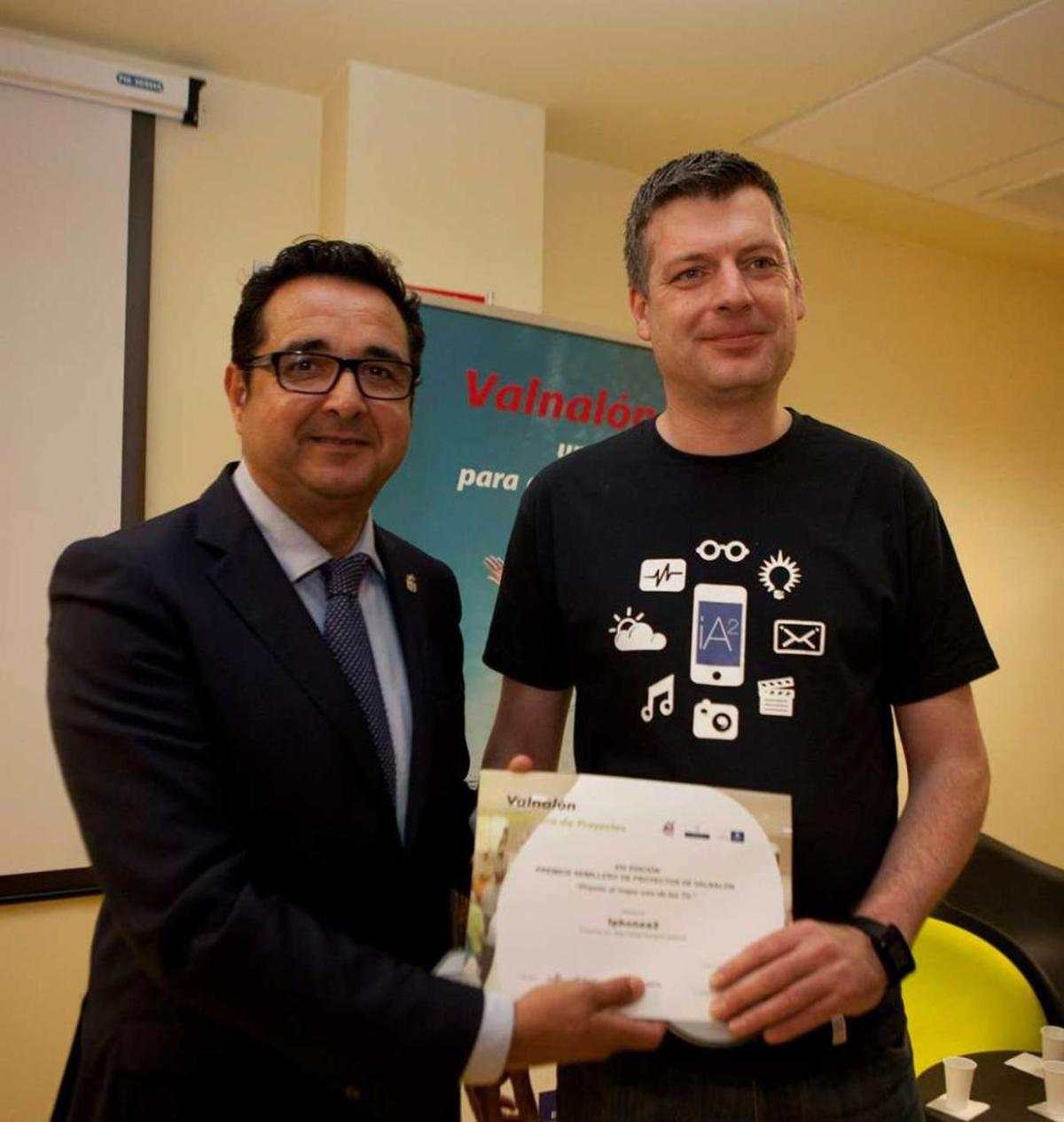 Emprendedores, jurado, responsables de Valnalón y autoridades, en el acto de entrega de premios.