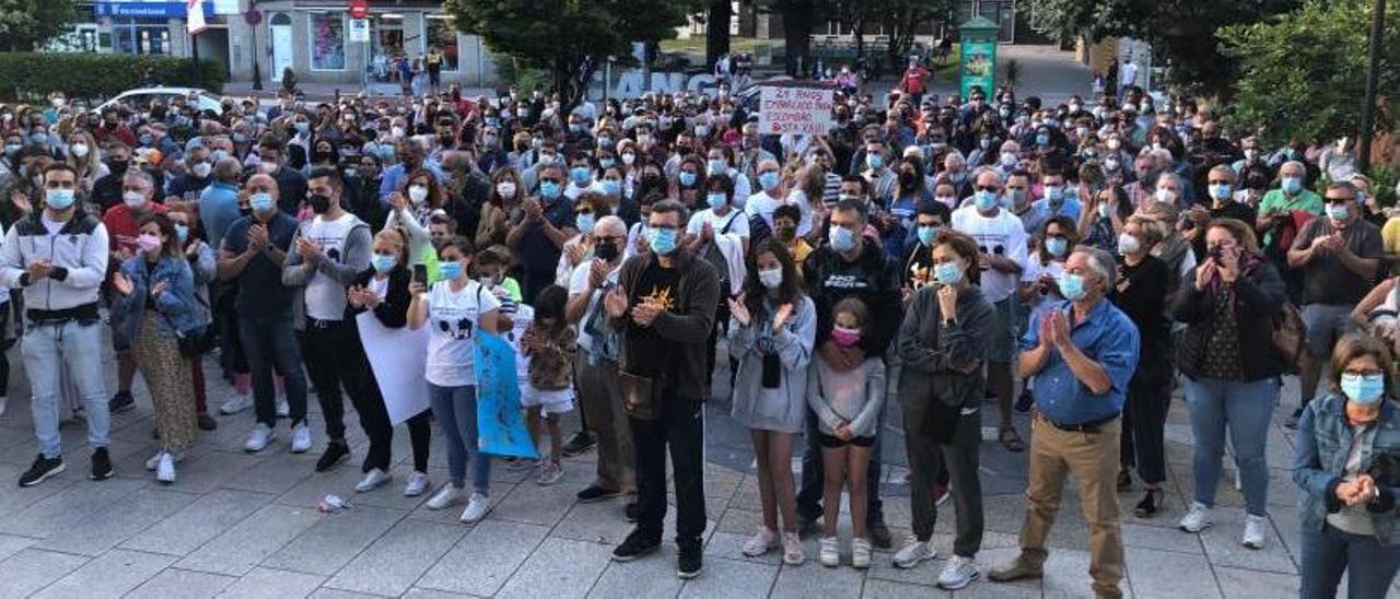 Personas concentradas frente al consistorio de Cangas, ayer por la tarde, en apoyo a los propietarios afectados.   | // G.N.