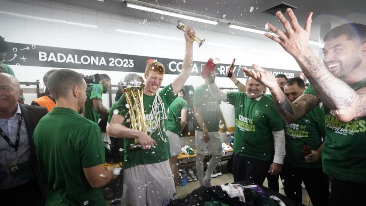 Imagen de la celebración copera del Unicaja en el vestuario del Olimpic de Badalona.