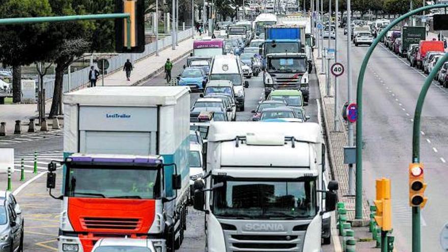 Los transportistas avisan de demoras en las entregas por el colapso del servicio en Baleares