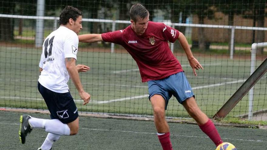 Un jugador del Pontevedra B trata de evitar que le roben un balón. // Rafa Vázquez