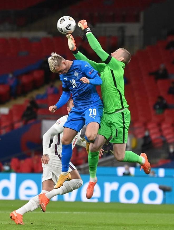 El portero Jordan Pickford despeja el balón durante el partido de la UEFA Nations League entre Inglaterra e Islandia en Londres.
