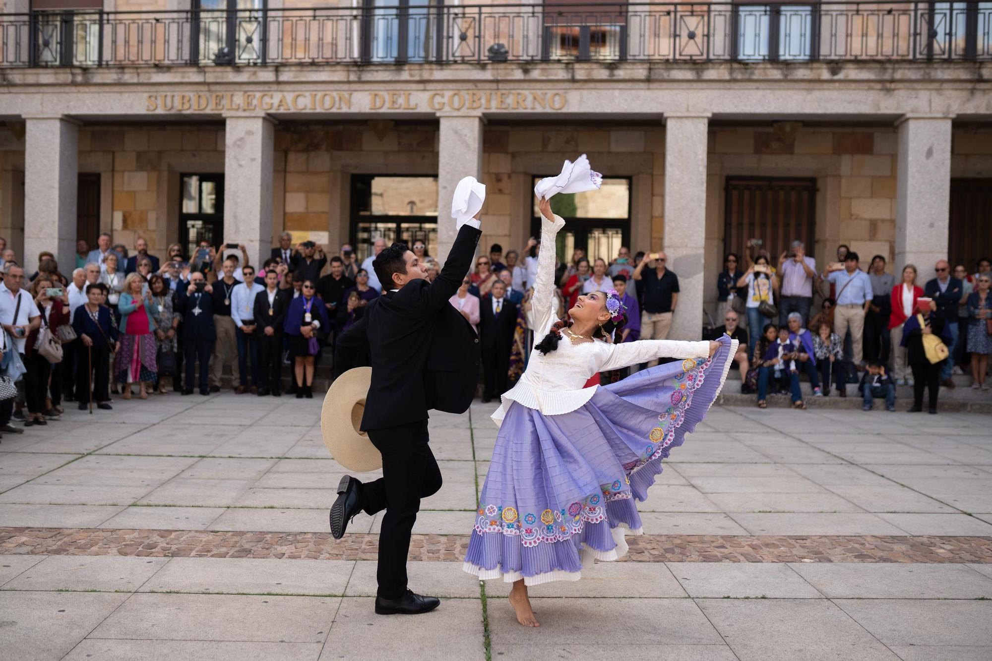 GALERÍA | Colorido y alegría: la comunidad peruana en Zamora honra al Señor de los Milagros