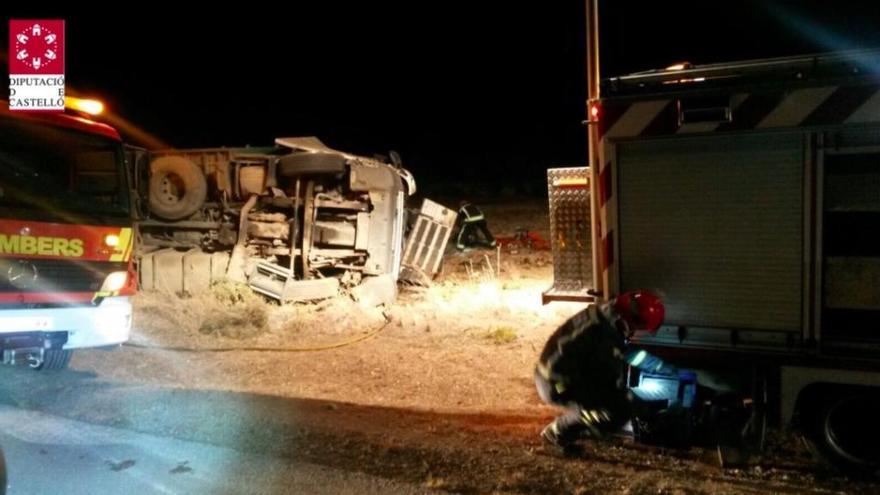 Fallece un camionero al salirse de la vía con su vehículo en Traiguera